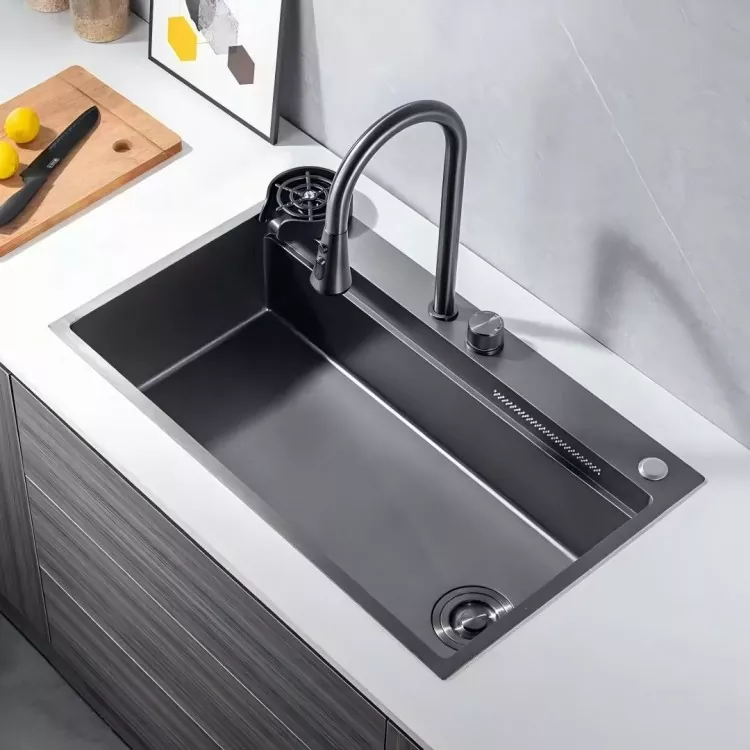 Kuchyňská podomítková výsuvná baterie s funkcí rozprašování